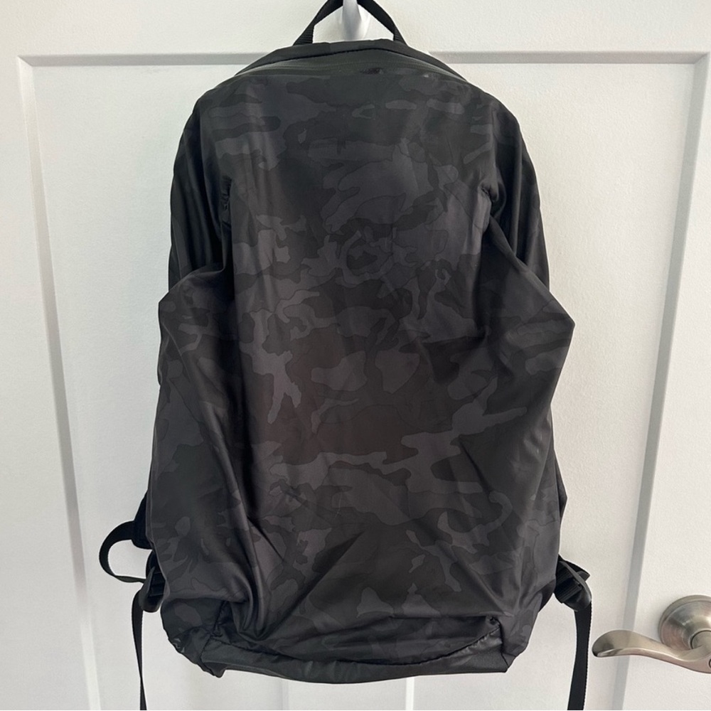 Lululemon Camo Surge Run Backpack Bag Lightweight Commuter Camouflage unisex